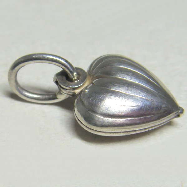 (p1571)Inflated silver pendant, motif stripped heart.